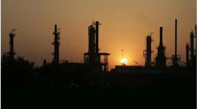Oil Extends Gains as OPEC+ to Mull Deeper Cuts
