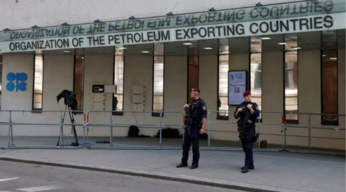 Oil Rises on Expectations of Further OPEC+ Supply Cuts