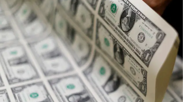 Dollar Nurses Losses as US Rates Seen Peaking