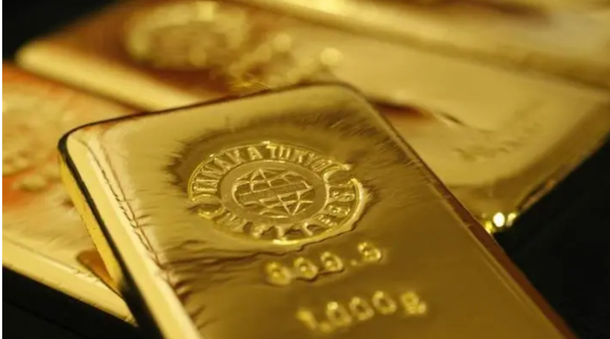 Gold Set for First Weekly Gain in Three as US Dollar, Yields Slip