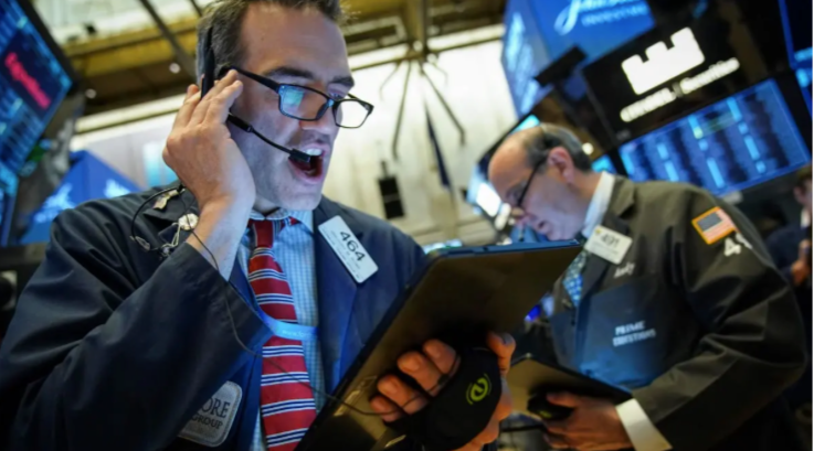 أسهم Apple تكسب 66 مليار دولار في يوم واحد لتصبح أول شركة بالعالم تزيد قيمتها عن 3.55 تريليون دولار
