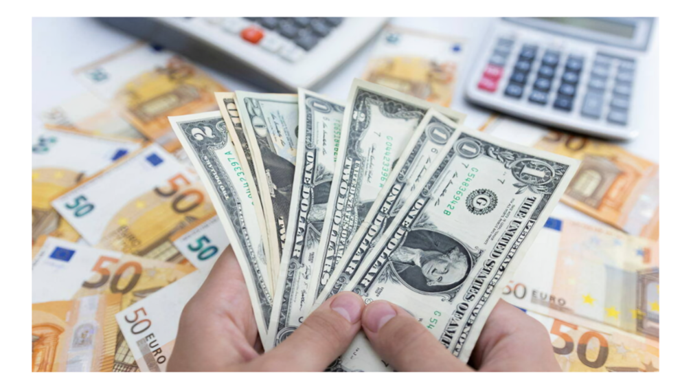 الدولار يتجه إلى مكاسب شهرية تتخطى 3% مقابل اليورو والاسترليني
