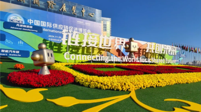 Tim Cook and Other U.S. Executives Attend China Expo, Meet Officials As Trump Tariff Threat Looms