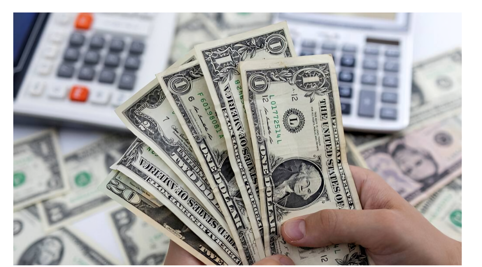 الدولار يهبط لأدنى مستوياته في أربع سنوات قبيل قرار الفائدة
