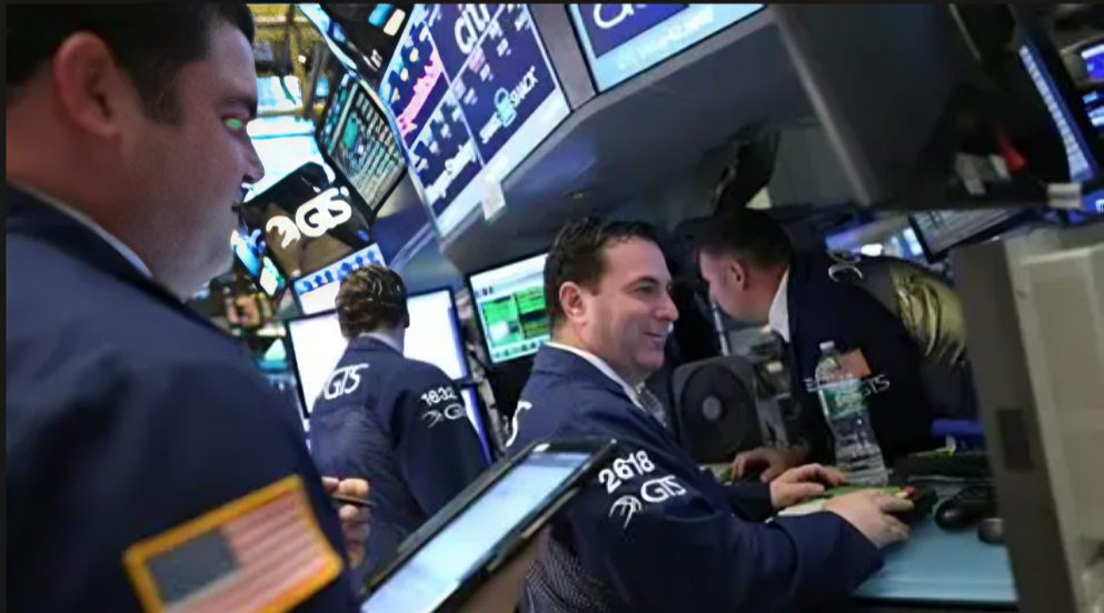 Wall St Rises on Big Bank Earnings, Cooler Inflation