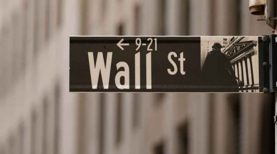 Wall Street Advances As Falling Oil Prices Ease Rate Concerns