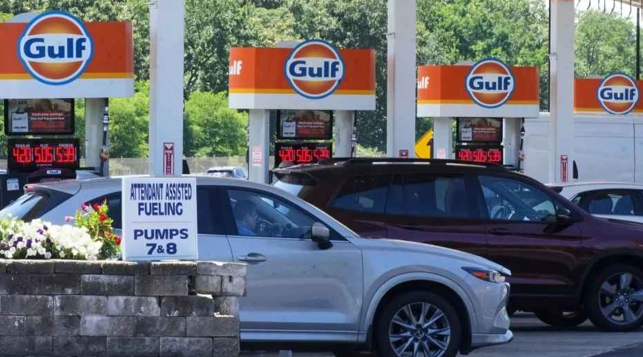 Americans Lose Confidence As Gas Prices Climb Again