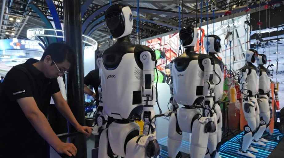US Expands China Tech Curbs With Ban on New Humanoid Robot Imports