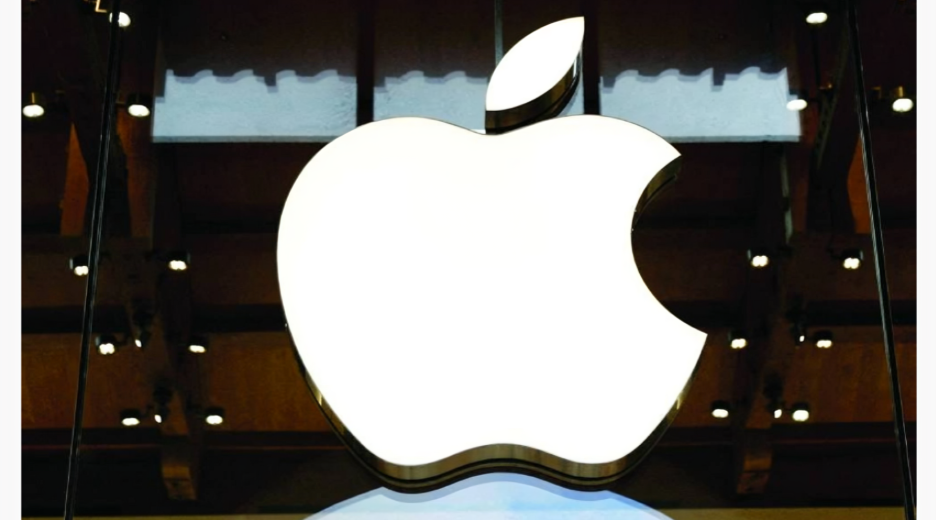 Apple Tumbles As Supply Chain Snarls Mar Forecast in Cook’s Last Earnings as CEO