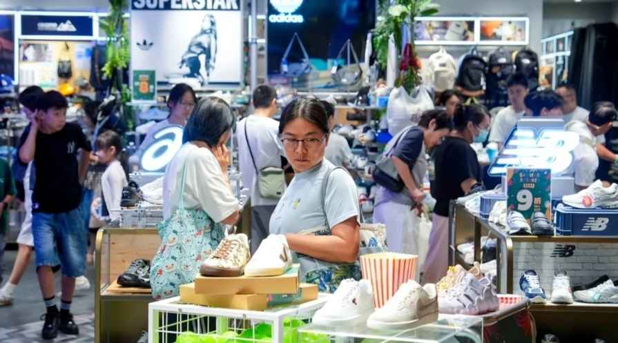 Hong Kong Retail Sales Rise 4.6% in June As Growth Streak Extends to 14 Months