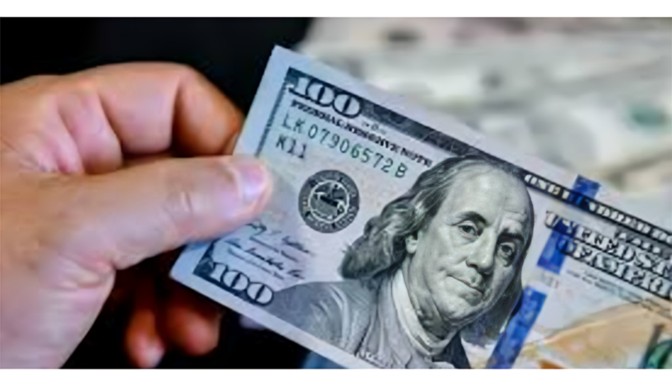 الدولار يتعافى من أدنى مستوياته بدعم من النفط وترقب البيانات