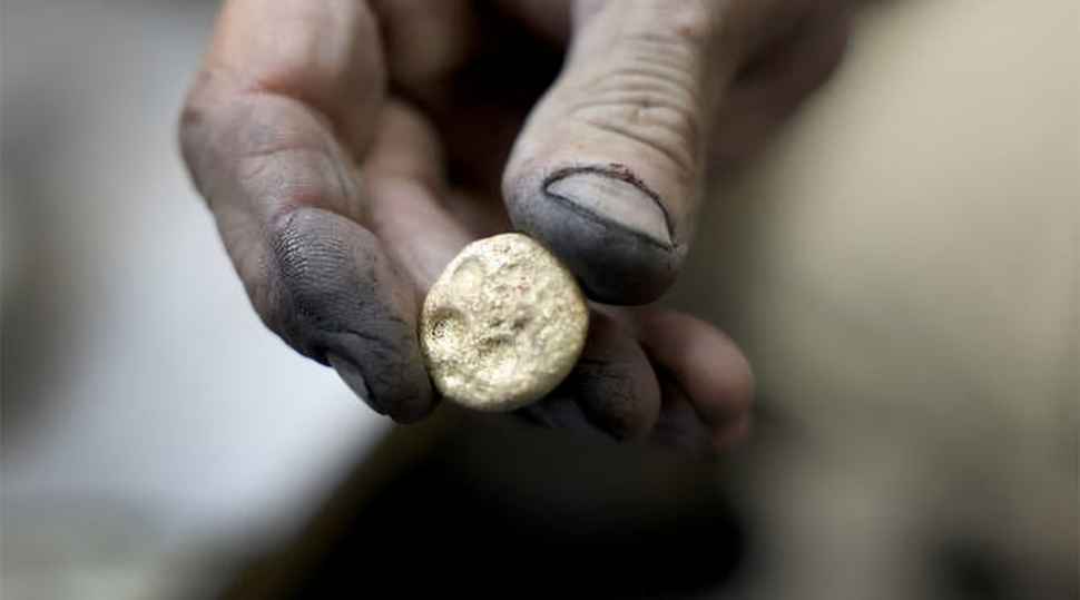 Gold Prices Surge 1% Toward 2-Month High