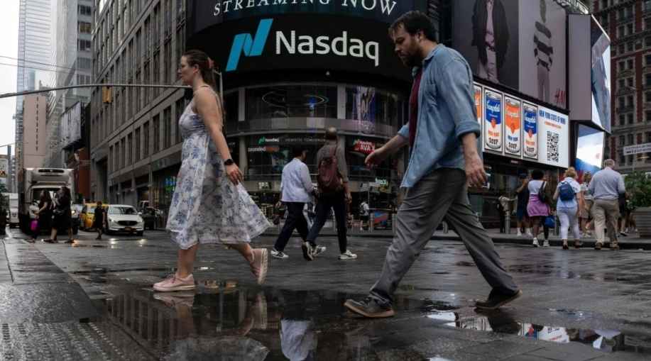 US Stocks Hover Near Records As Investors Await Retail Earnings