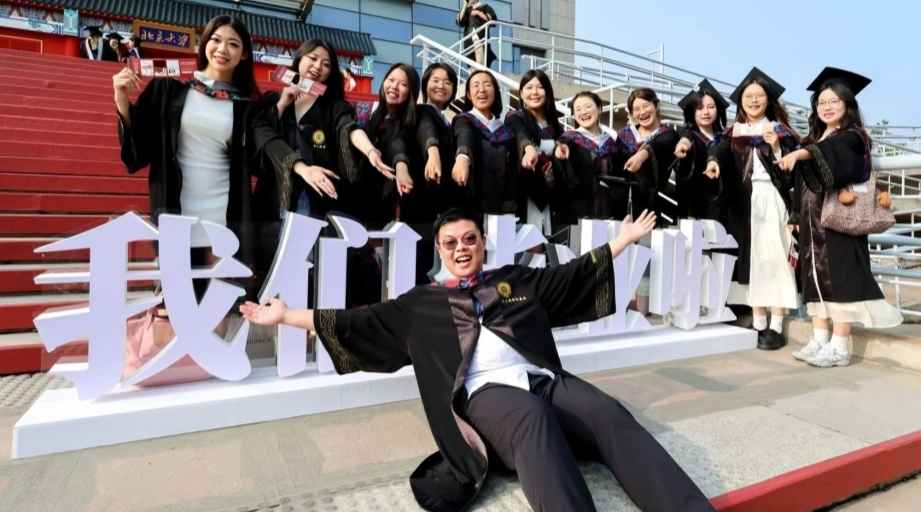 Record Graduate Influx Lifts China’s Youth Jobless Rate to 17.9% in July