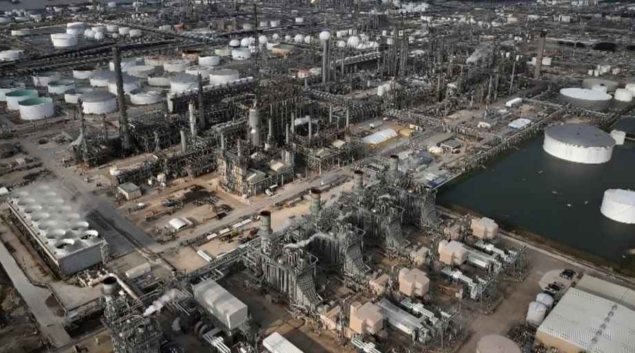 US Refiners Face Risky Trade-Off: Record Profits or Plant Failures