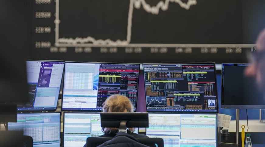 European Shares Gain As Falling Oil Prices Lift Sentiment