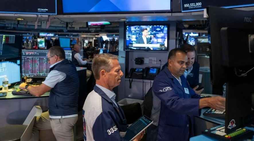 Stocks Fall, Oil Rises as US-Iran Conflict Threatens Energy Supplies