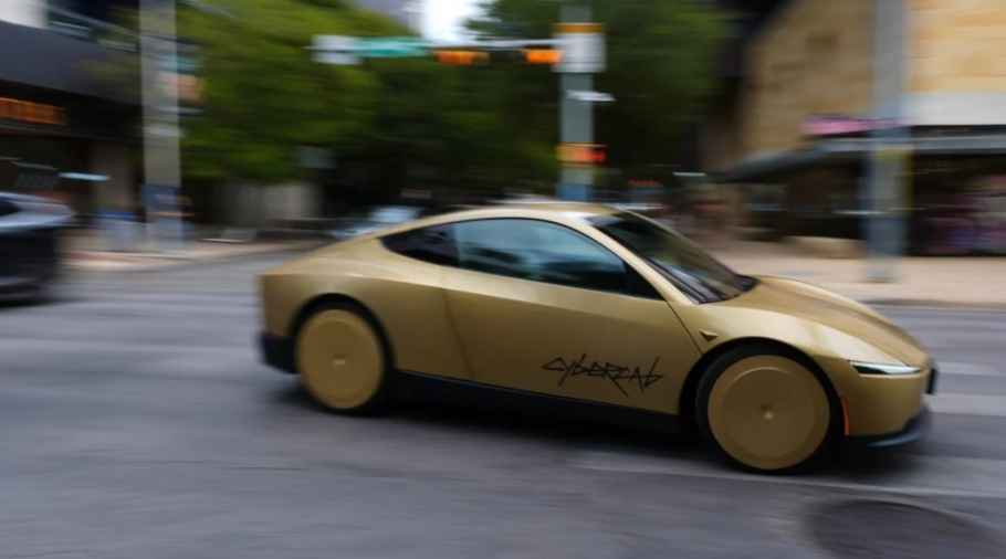 US Probes Tesla’s Steering-Wheel-Free Taxis