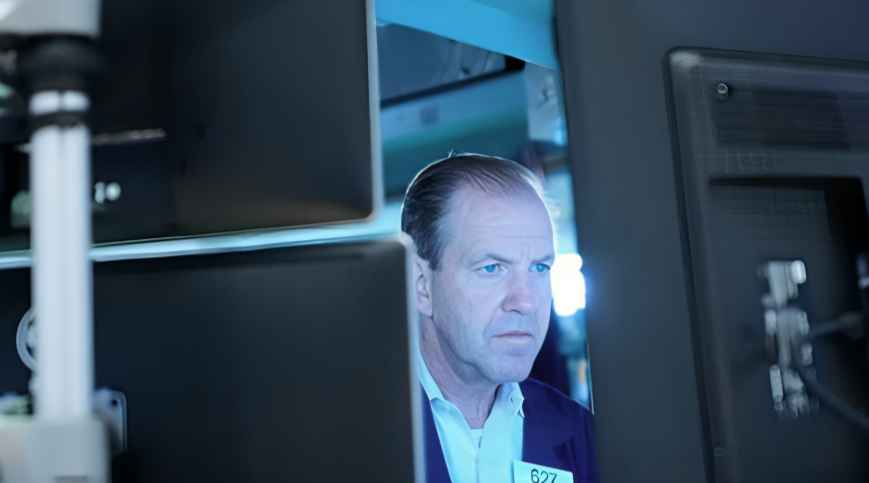 US Stocks Slip After Oil Prices and Bond Market Crank Up the Pressure