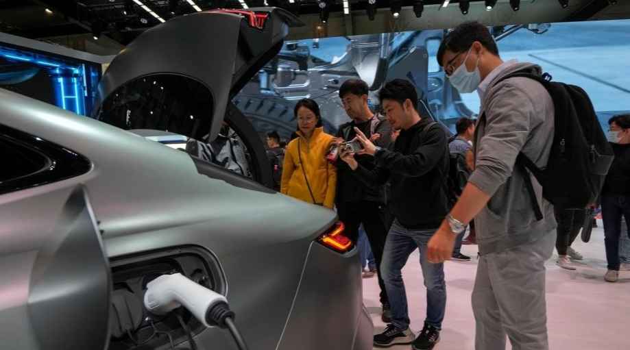 Chinese Carmakers Race To Match Petrol Refuelling Times