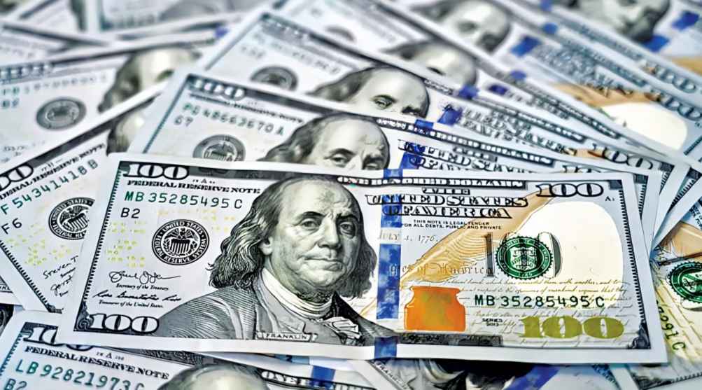 الدولار يتجه لتحقيق أكبر ارتفاع شهري مقابل العملة الأوروبية الموحدة