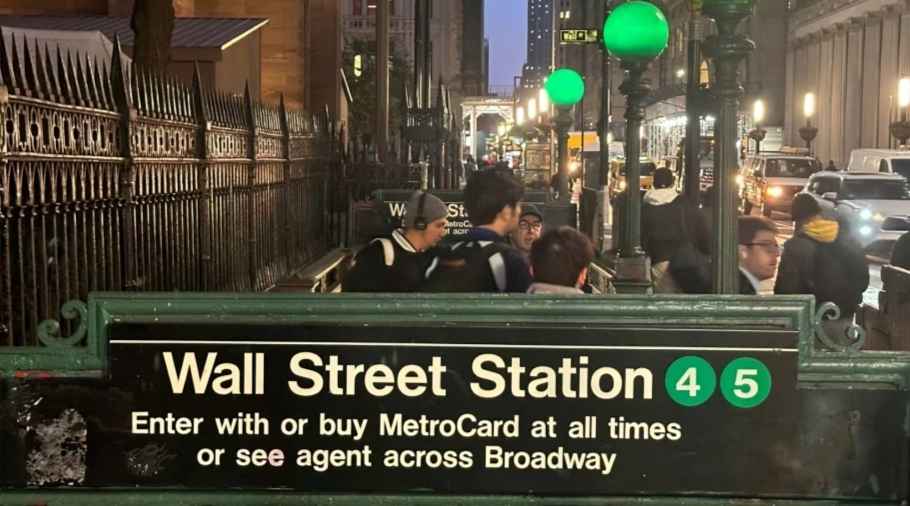 Wall Street Rises Toward Records Despite Economic Headwinds