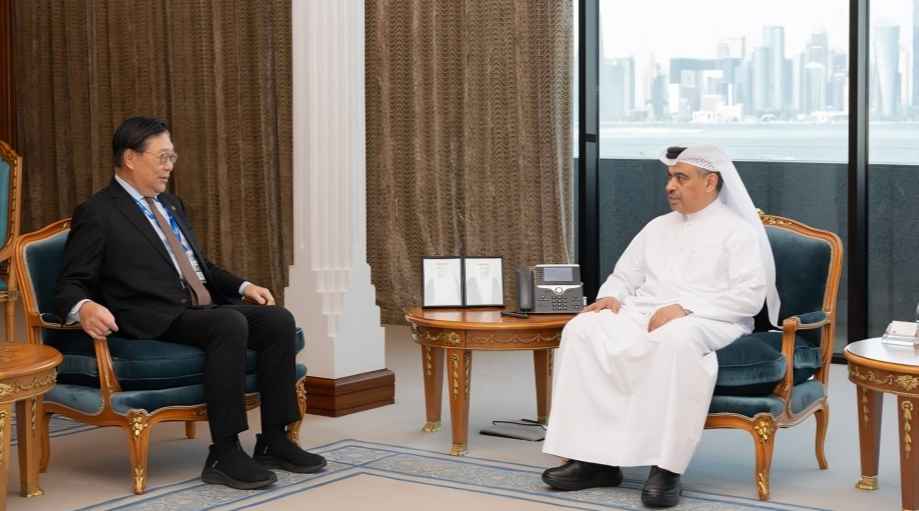 Minister of Finance Meets With Hong Kong Official